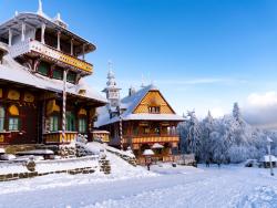 Barevné budovy na Pustevnách 