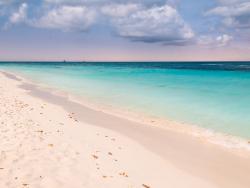 Široká pláž s bílým pískem