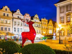 Pohled na náměstí s jelenem