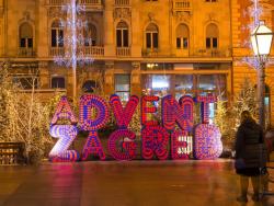 Nápis obklopený vánoční výzdobou