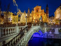 Osvětlené staré centrum Lublaně 