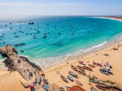 Pohled na pláž, molo a lodě 