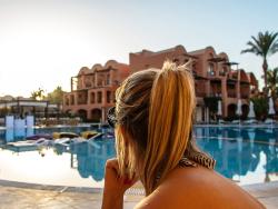 Bazén luxusního hotelu v Hurghadě