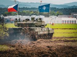 Tank Leopard 2 jede terénem