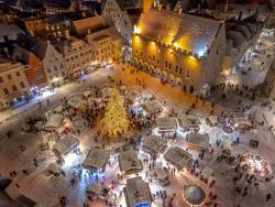 Letecký pohled na zasněžené estonské náměstí 