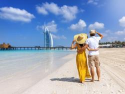 Pár se dívá na slavný hotel Burj Al Arab 