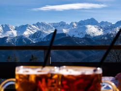 Pohled na zasněžené Tatry z venkovní terasy
