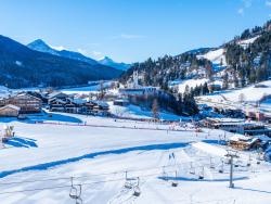 Lyžařské středisko v Tyrolsku s upravenými sjezdovkami.