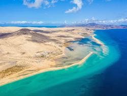 Letecký pohled na pláže a tyrkysový oceán