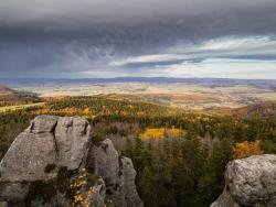Skalní vyhlídka s pohledem na podzimní krajinu 