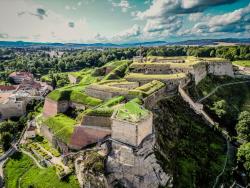 Letecký pohled na rozlehlou pevnost 