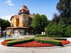 Pohled na lázeňskou budovu obklopenou 