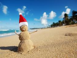 Sněhulák z písku s čepicí 