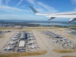 Letecký pohled na terminály a ranveje letiště Heathrow 