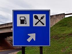 Směrová tabule k motorestu u dálnice.