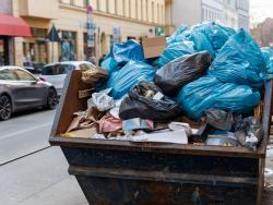 velkoobjemový kontejner plný odpadu