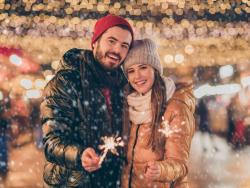 Usměvavý pár s prskavkami