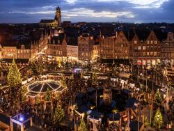 Letecký pohled na osvětlené adventní trhy 