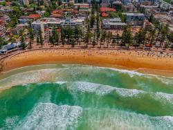 Městská pláž s vlnami oceánu