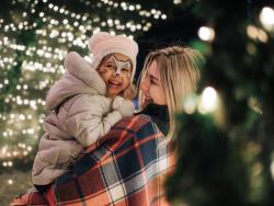 Maminka s dcerou si užívají světelnou atmosféru 