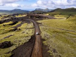 Automobil jedoucí po štěrkové cestě