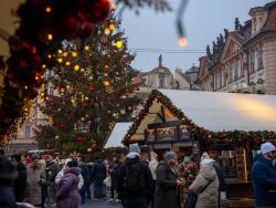 Návštěvníci u vánočních stánků 