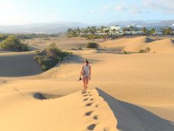 Chůze po písečných dunách u oceánu