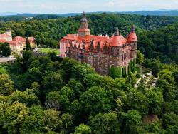 Letecký snímek pohádkového zámku 