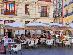Posezení na venkovní terase restaurace ve Španělsku