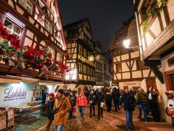 Historické domy zdobené vánoční výzdobou