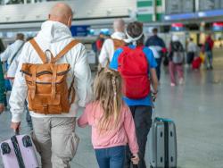 Rodina na letišti s kufry