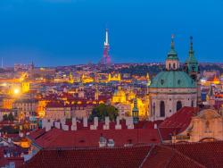 Večerní panorama Prahy se Žižkovskou televizní věží 