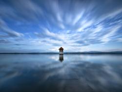 Samotná věž na klidné hladině jezera