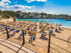 Městská pláž Platja de Porto Cristo v srdci letoviska