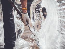 Umělec tvaruje blok ledu 