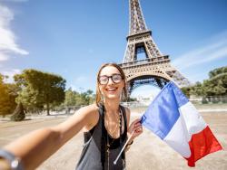 Žena s francouzskou vlajkou