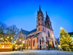 Vánoční trh a osvětlený strom před bazilejskou katedrou