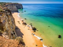 Pláže v oblasti Algarve na jihu Portugalska. - Cestovinky.cz