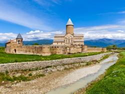 Panoramatický pohled na komplex kláštera Alaverdi v jihovýchodní Gruzii. - Cestovinky.cz