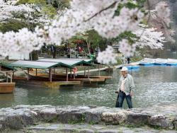 Loďky v oblasti Arashiyama v Japonsku. - Cestovinky.cz