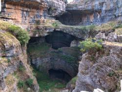 Jeskyně tří mostů  s vodopádem neboli Baatara Gorge v Libanonu - Cestovinky.cz