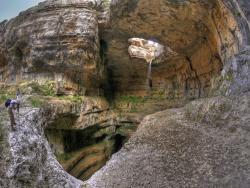 Dva lidé zkoumající místo Baatara Gorge v Libanonu. - Cestovinky.cz