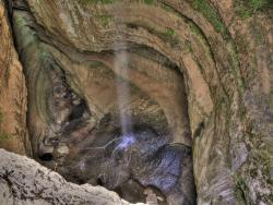 Baatara Gorge  a spodní část jeskyně - Cestovinky.cz