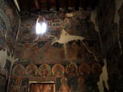 Interiér kostelu sv. Panny Marie ve městě Berat v jižní Albánii. - Cestovinky.cz