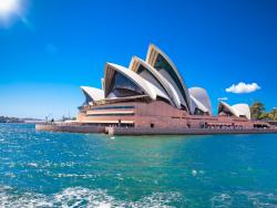 Opera v australském Sydney s modrou oblohou