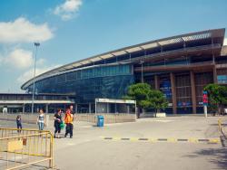 Fotbalový stadion Camp Nou v Barceloně z pohledu od venkovního parkoviště. - Cestovinky.cz