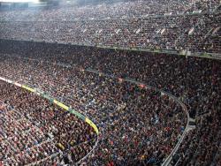 Zaplněné hlediště fotbalového stadionu Camp Nou v Barceloně. - Cestovinky.cz