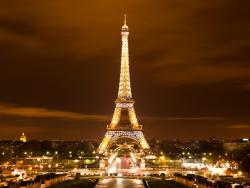Noční osvětlení na Eiffelové věži v Paříži ve Francii - Cestovinky.cz
