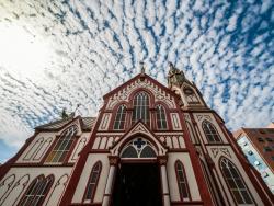 Kostel sv. Marka v Chile, postavený Gustavem Eiffelem. - Cestovinky.cz