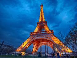 Noční světlo na Eiffelově věži v Paříži. - Cestovinky.cz